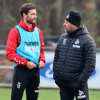 1. FC Köln, Training, Gespräch nach dem Training, von links: Jonas Hector, Steffen Baumgart (1. FC Köln). 09.12.2022, Bild: Herbert Bucco