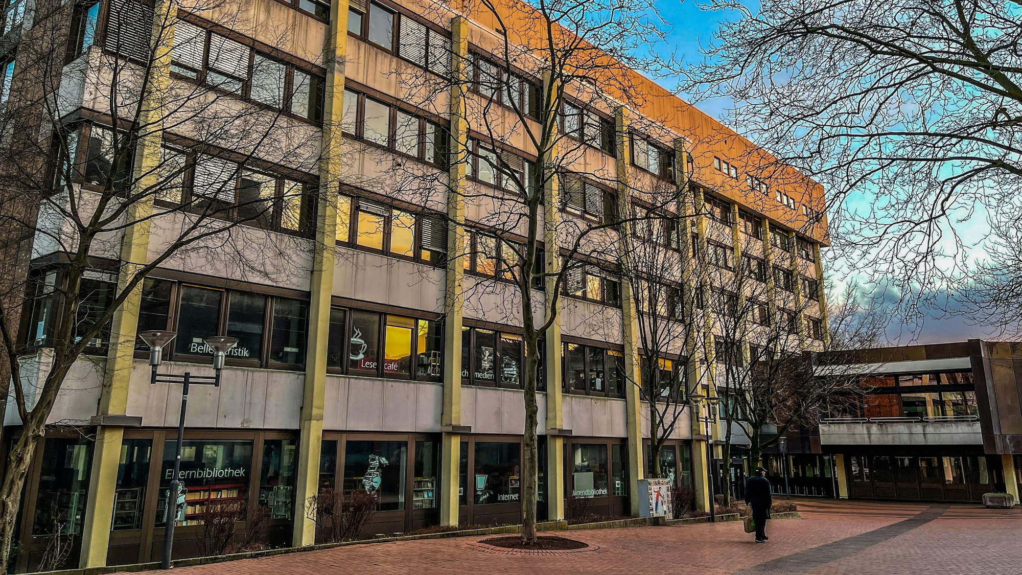 Auf dem Foto ist das Rathaus Frechen zu sehen.