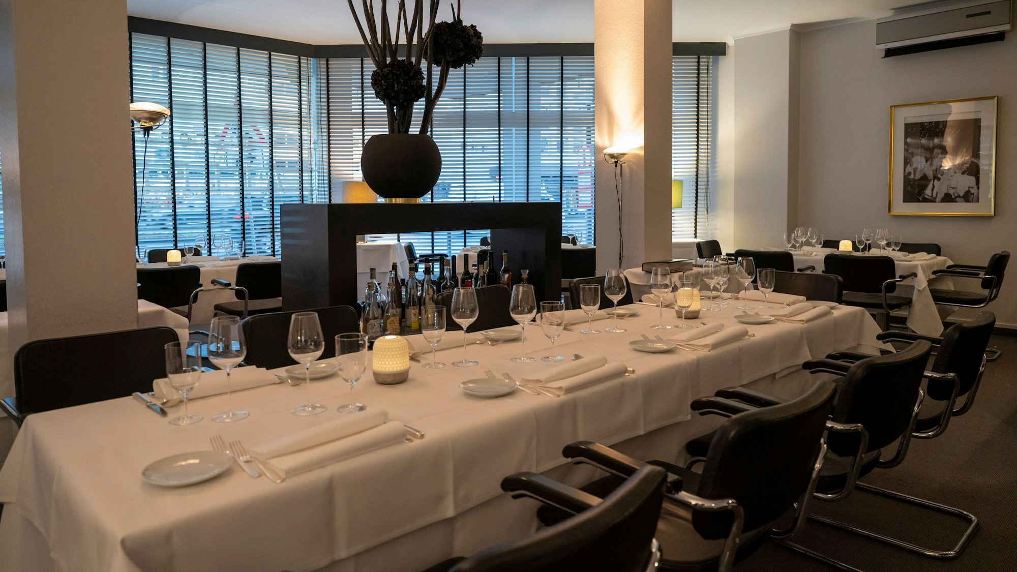 langer gedeckter Tisch in einem Restaurant