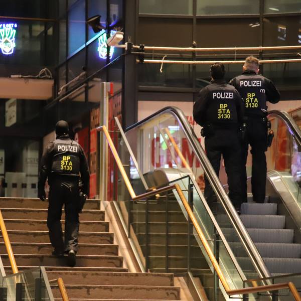 Bundespolizisten sind im Siegburger Bahnhof unterwegs.