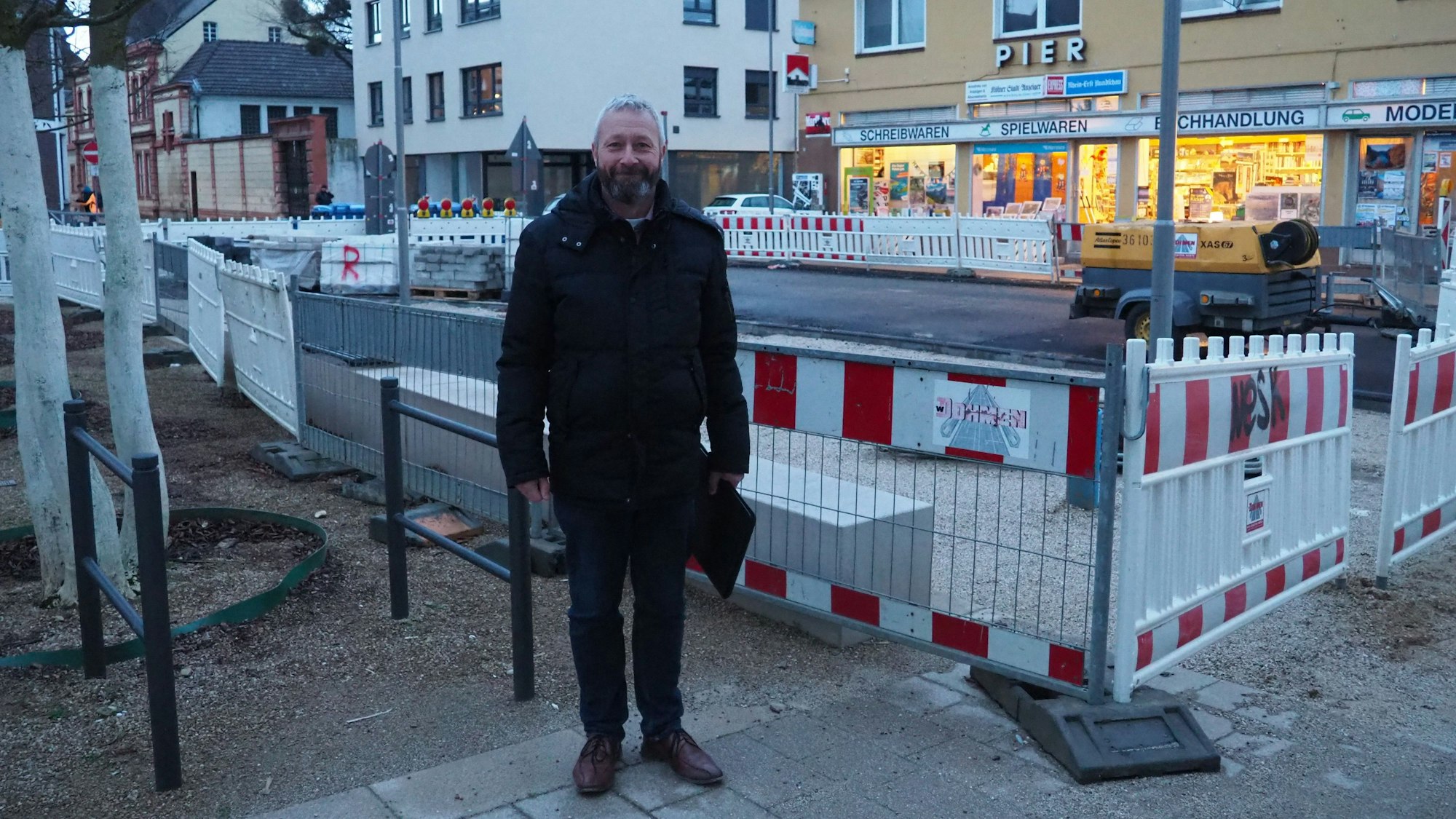 Dirk Schulz, technischer Beigeordneter der Stadt vor der Baustelle.