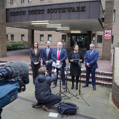 Pressekonferenz nach der Gerichtsverhandlung.