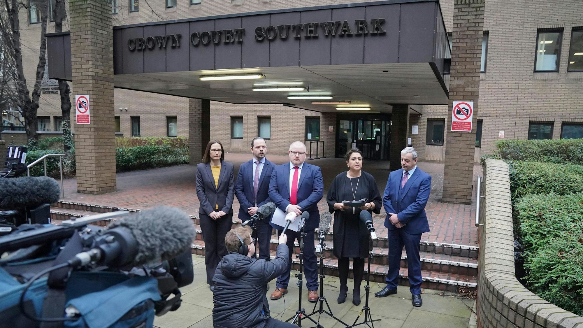 Pressekonferenz nach der Gerichtsverhandlung.