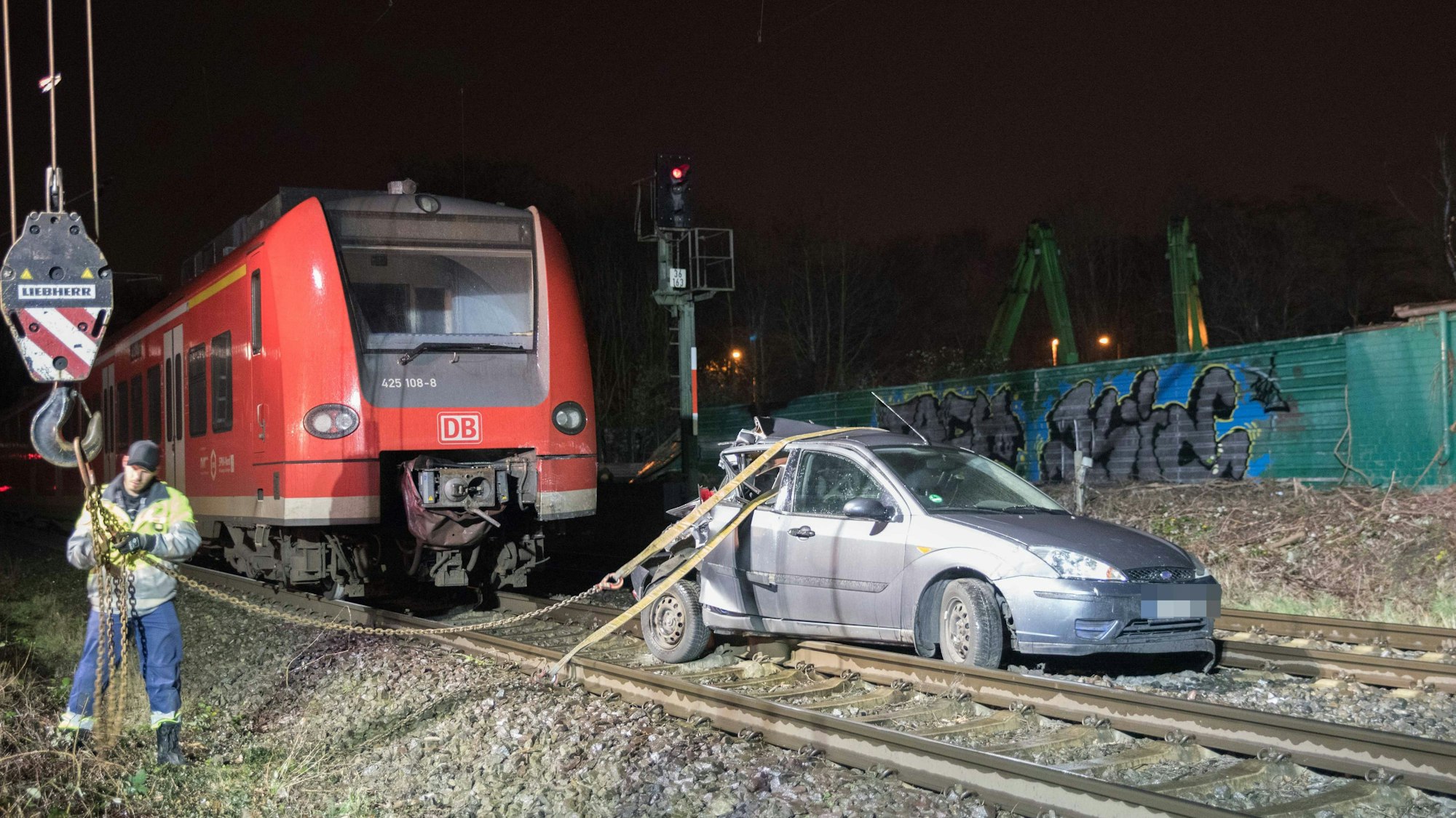 Ein Regionalzug hat in Bocklemünd ein Auto gerammt