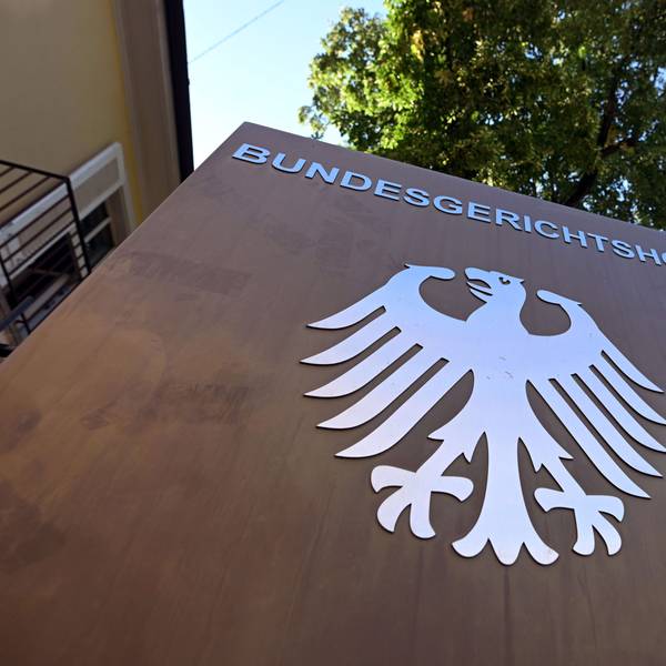 Ein Hinweisschild mit Bundesadler und dem Schriftzug "Bundesgerichtshof", aufgenommen vor dem Bundesgerichtshof (BGH).