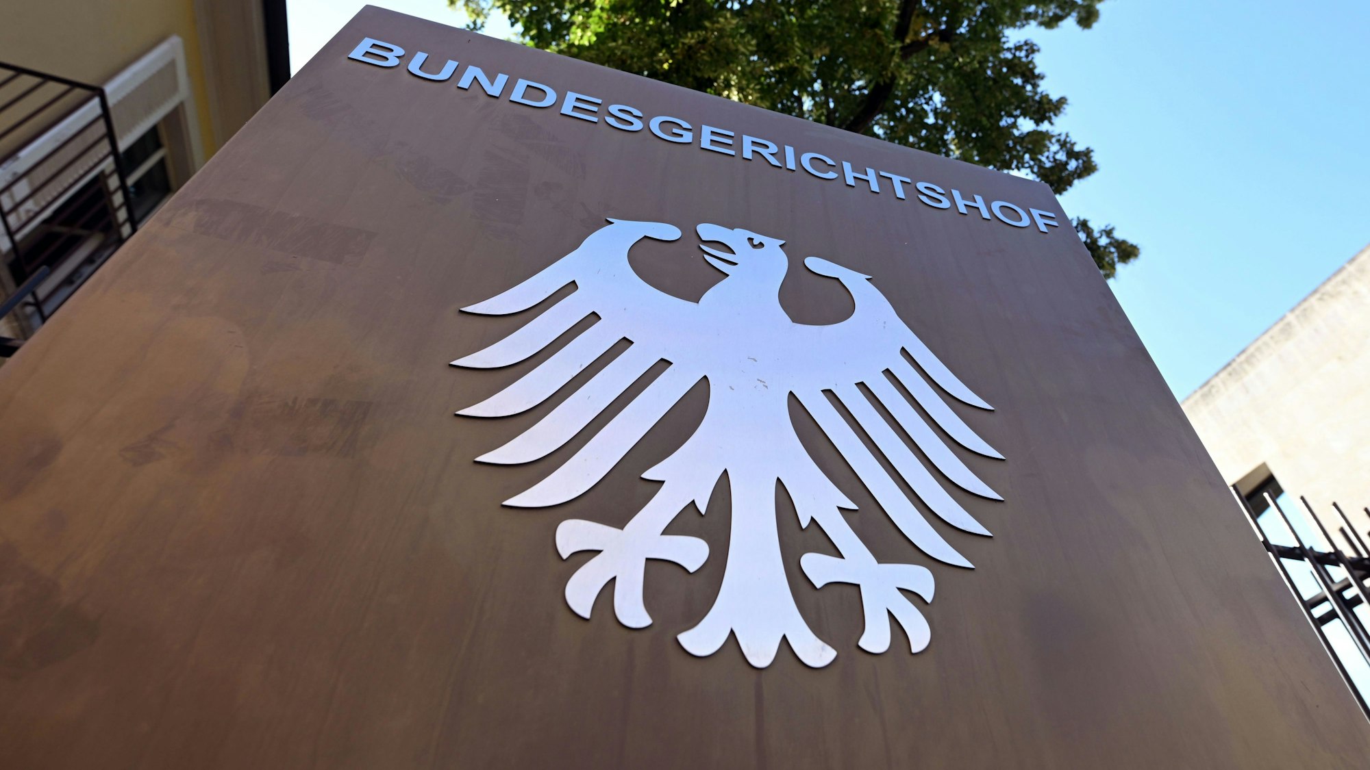 Ein Hinweisschild mit Bundesadler und dem Schriftzug "Bundesgerichtshof", aufgenommen vor dem Bundesgerichtshof (BGH).