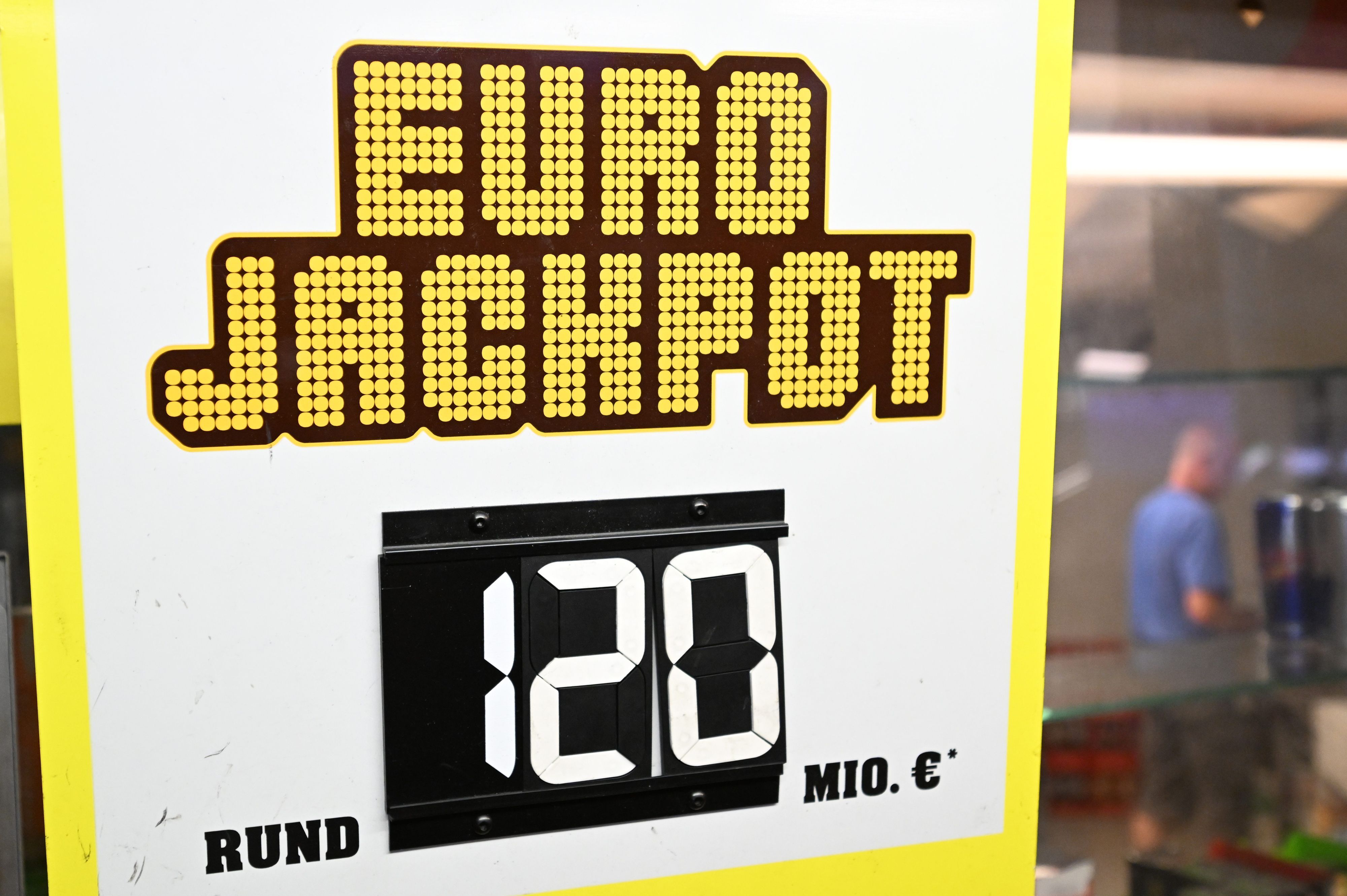 Eine Werbetafel für das Glücksspiel Euro Jackpot steht an einer Annahmestelle.