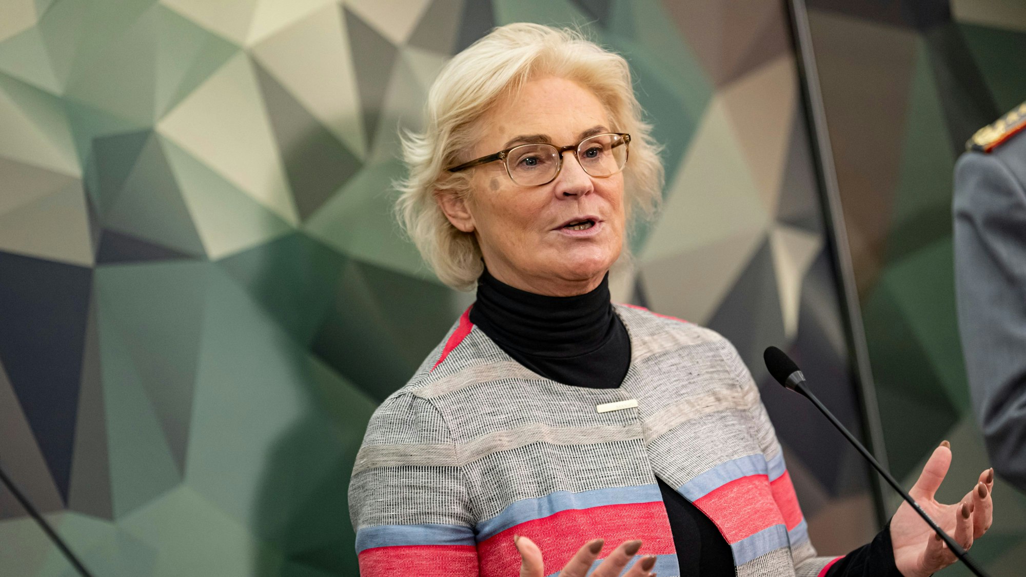 ARCHIV - 14.12.2022, Berlin: Christine Lambrecht (SPD), Bundesministerin der Verteidigung, spricht im Verteidigungsministerium während eines Statements zu Ausrüstungsfragen der Bundeswehr.
Christine Lambrecht war Ministerin der Verteidigung. Am Montag trat sie zurück.