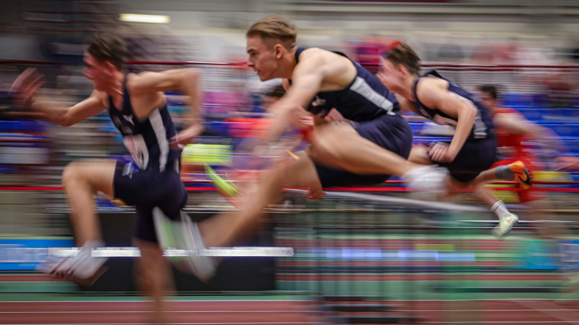 Ein Hürdenläufer eilt dem Ziel entgegen.