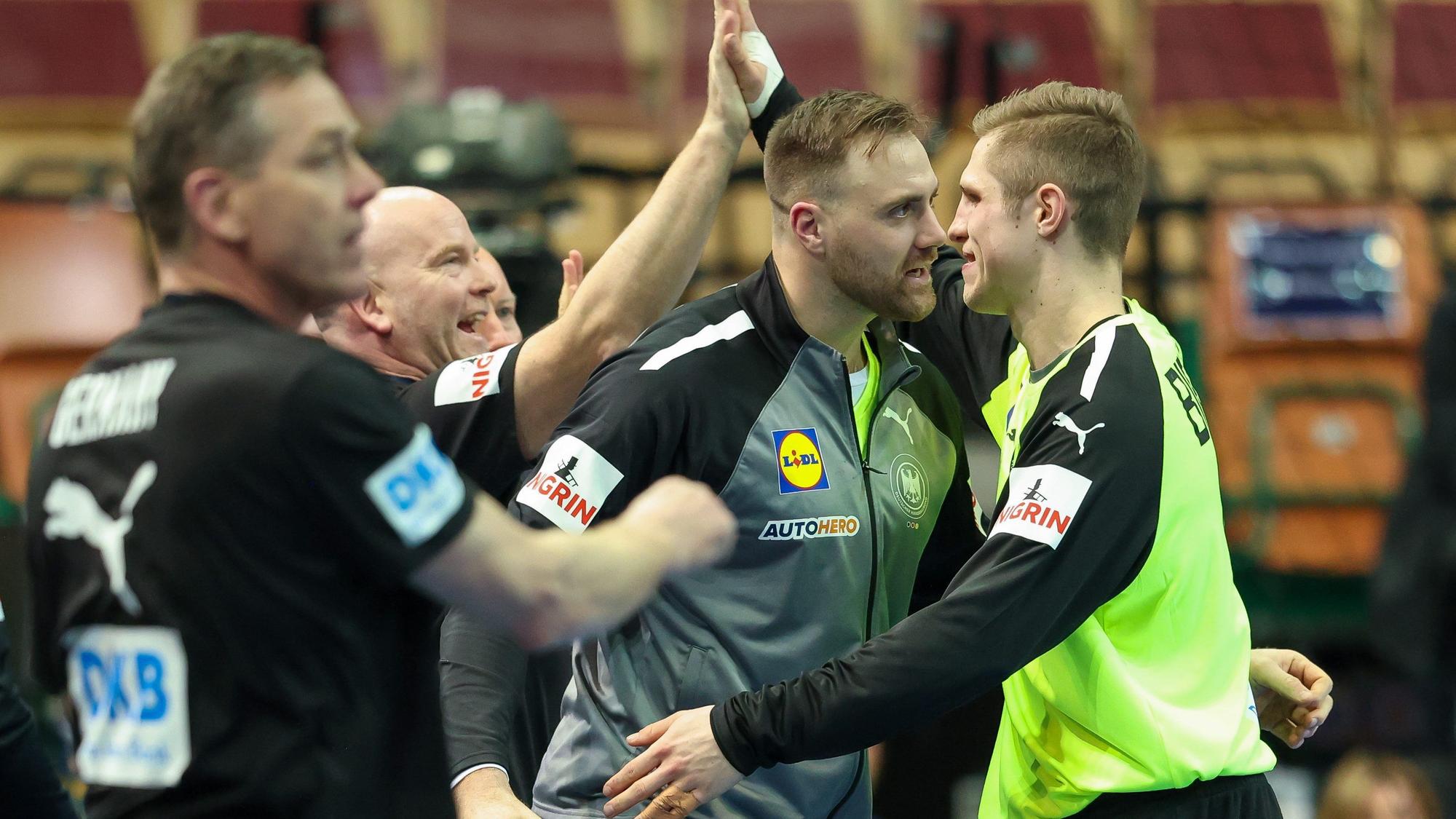 15.01.2023, Polen, Kattowitz: Handball: WM, Deutschland - Serbien, Vorrunde, Gruppe E, 2. Spieltag: Deutschlands Torhüter Joel Birlehm (r) und Torhüter Andreas Wolff klatschen sich ab. (zu dpa: «Routinier und Rookie: Torhüter glänzen bei Handball-WM») Foto: Jan Woitas/dpa +++ dpa-Bildfunk +++