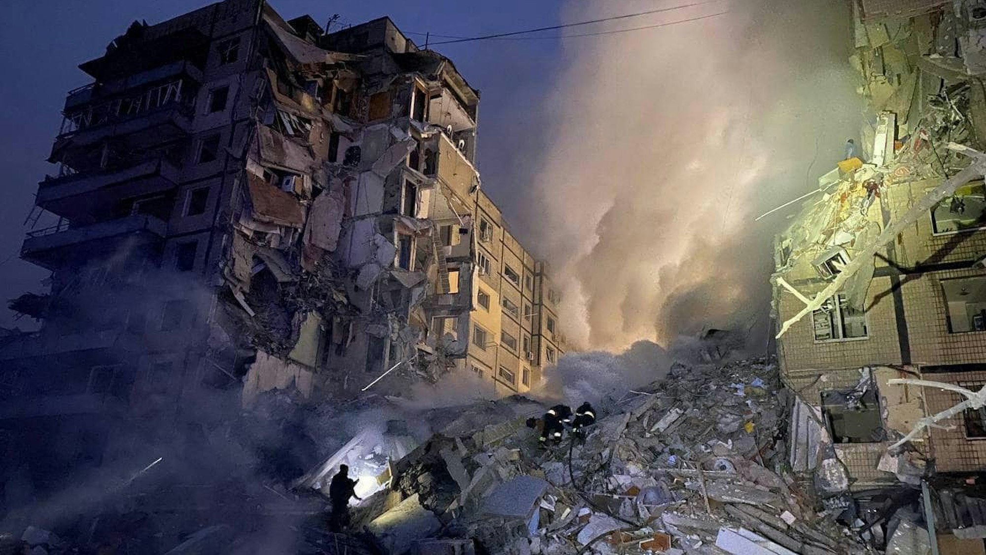 Ein Bild der Verwüstung zeigte sich Helfern nach dem Einschlag einer Rakete in einem Wohnhaus in Dnipro. Mindestens 40 Zivilisten verloren bei dem Angriff ihr Leben.