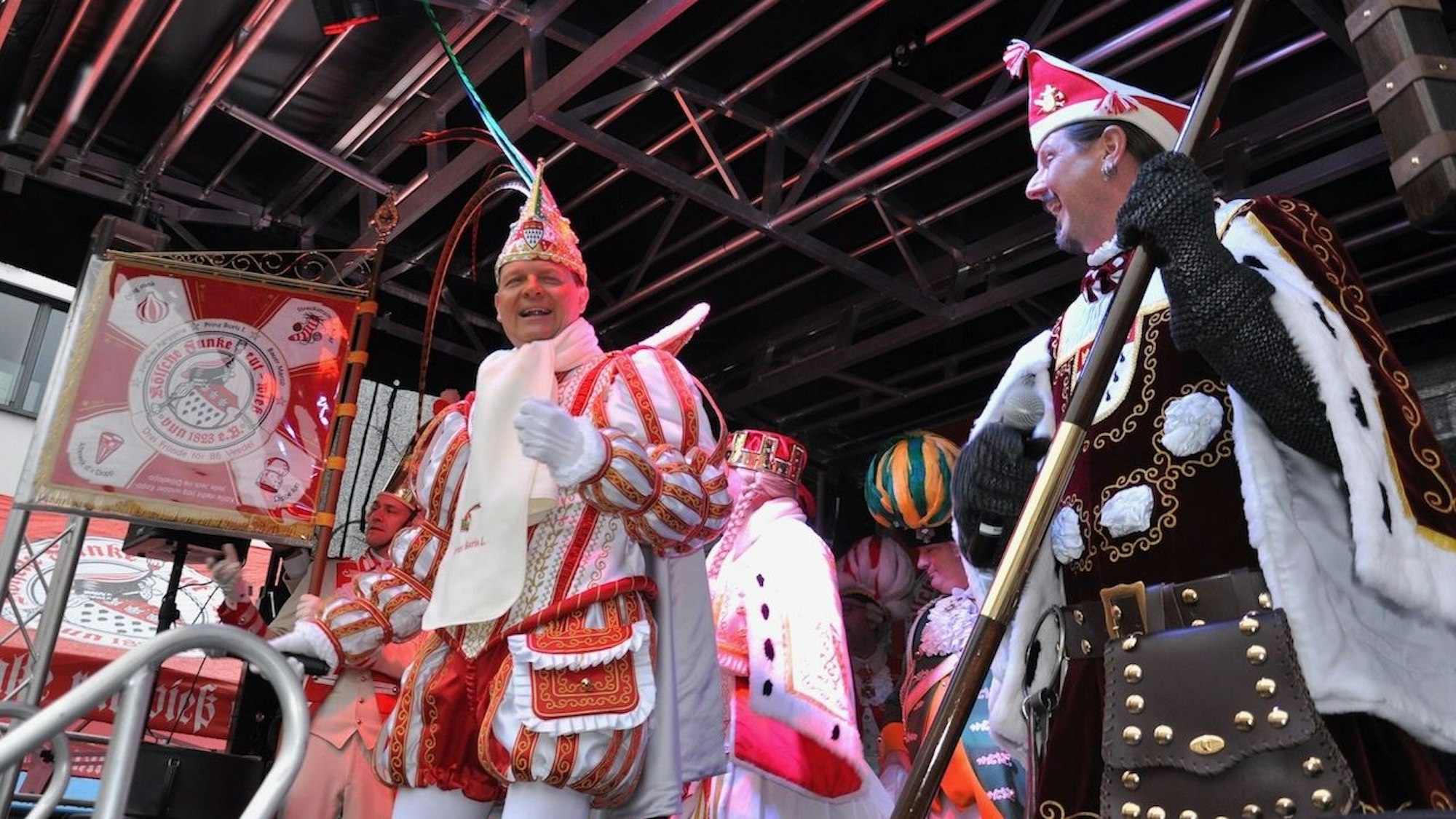 Das Dreigestirn tanzt gutgelaunt auf einer Bühne.