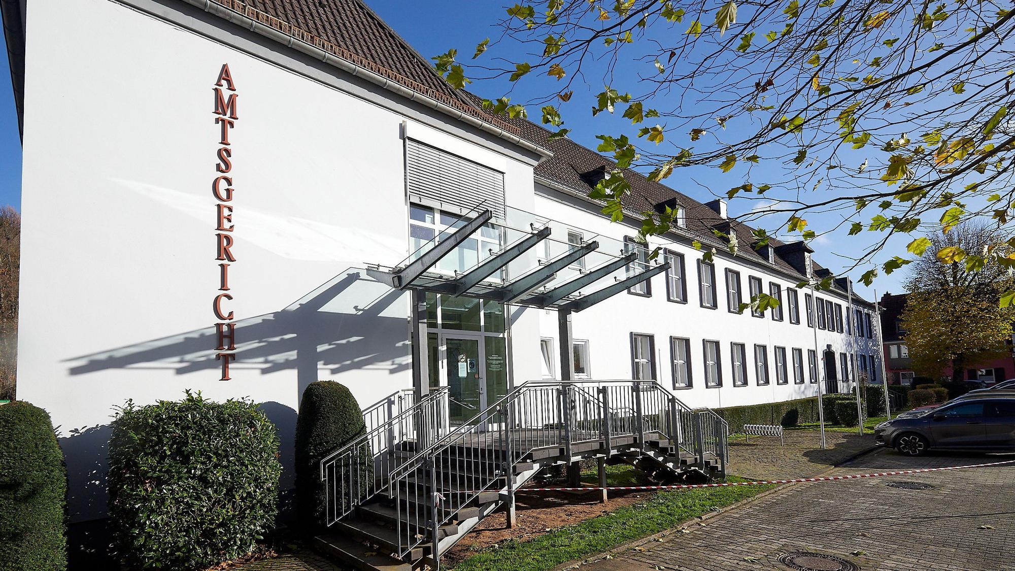 Ein Blick von außen auf das Amtsgericht in Gemünd: Das Gebäude ist weiß verputzt, vor dem Eingang sind zwei Treppen.