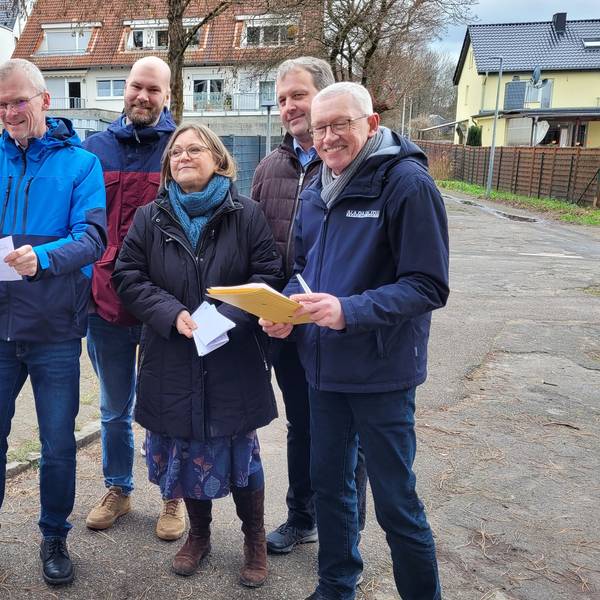 Bürgermeister Frank Stein (3.v.r.) beim Ortstermin auf dem Schulhof der GGS Gronau.