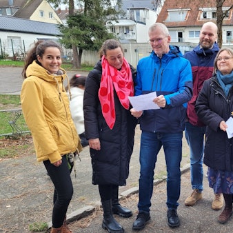 Bürgermeister Frank Stein (3.v.r.) beim Ortstermin auf dem Schulhof der GGS Gronau.