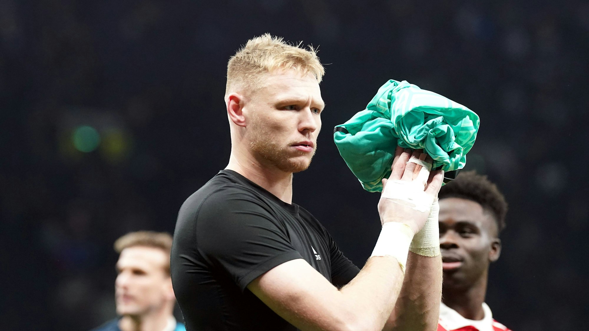 Es ist der Torwart Aaron Ramsdale zu sehen, wie es sein Trikot in der Hand hält.