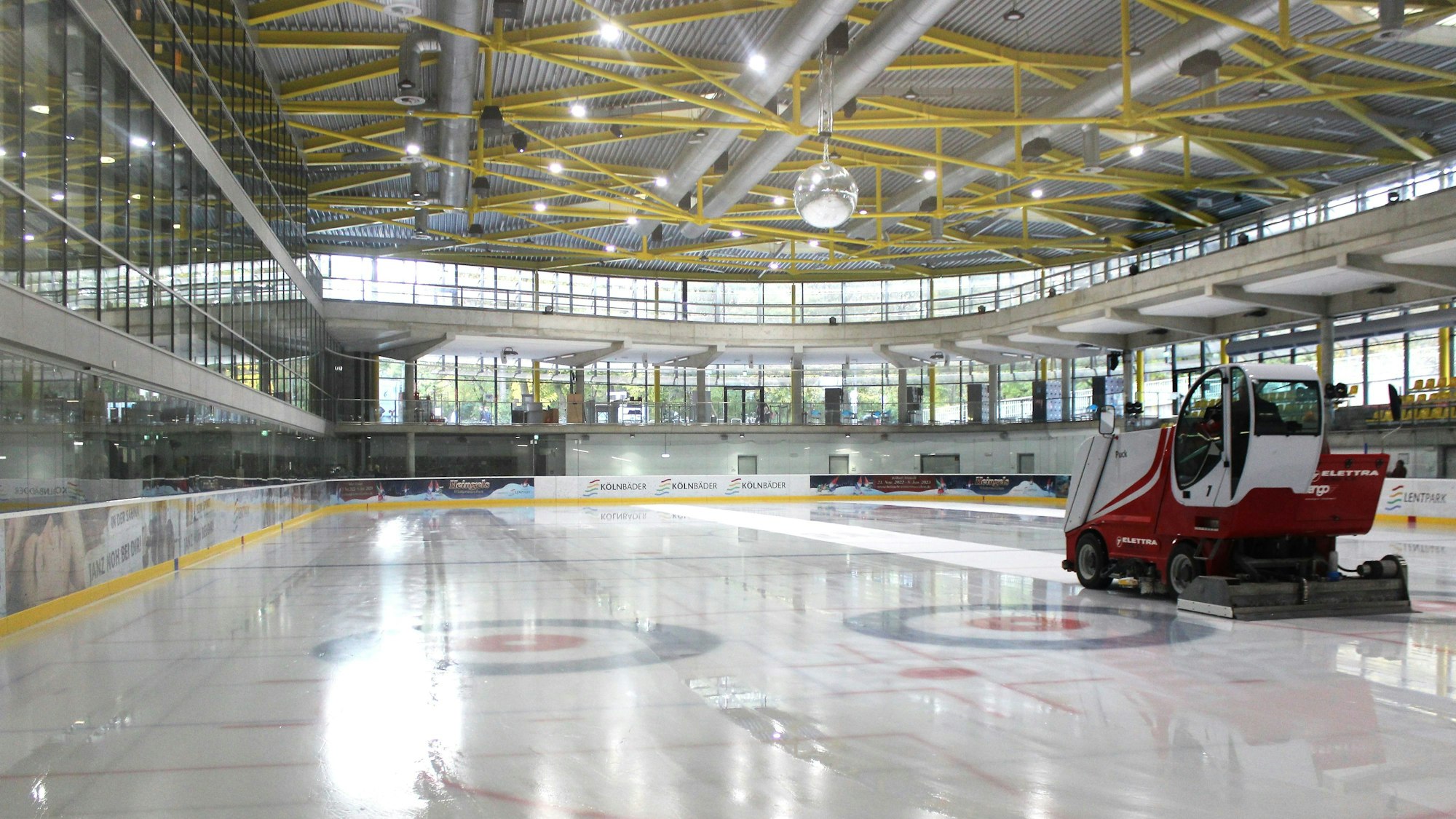 Zu sehen ist die Eisbahn im heutigen Kölner Lentpark.