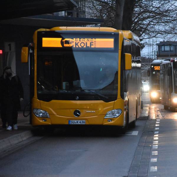 Zahlreiche Busse fahren am Busbahnhof Siegburg vor.