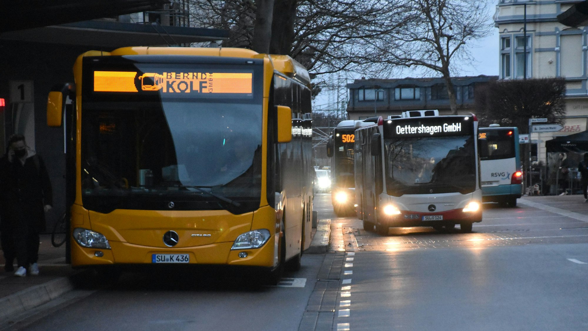Zahlreiche Busse fahren am Busbahnhof Siegburg vor.