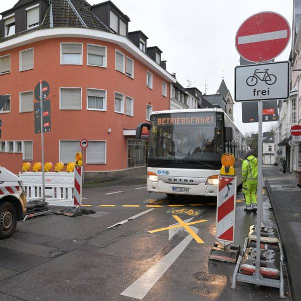Ein Linienbus und ein Transporter begegnen sich auf der Laurentiusstraße.