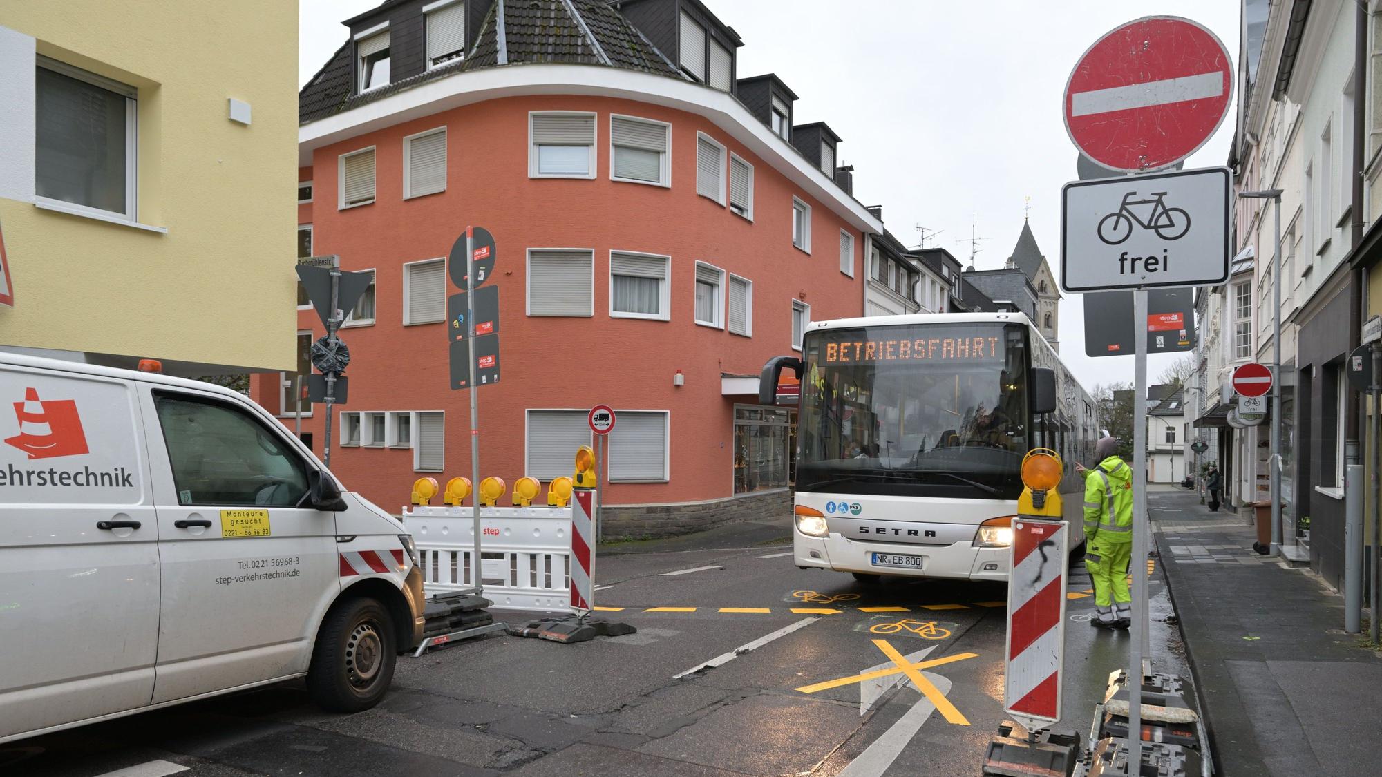 Ein Linienbus und ein Transporter begegnen sich auf der Laurentiusstraße.