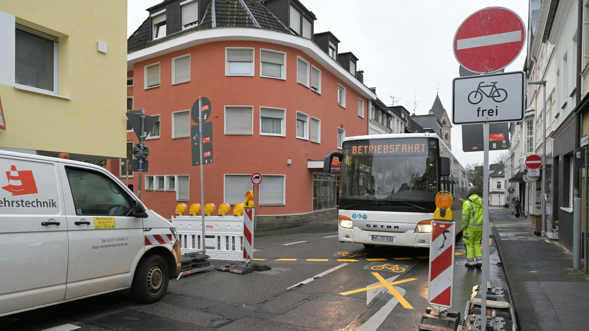 Ein Linienbus und ein Transporter begegnen sich auf der Laurentiusstraße.