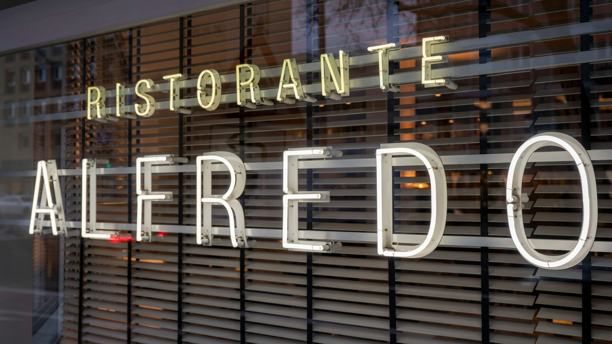 Schriftzug „Ristorante Alfredo" mit leuchtenden Buchstaben
