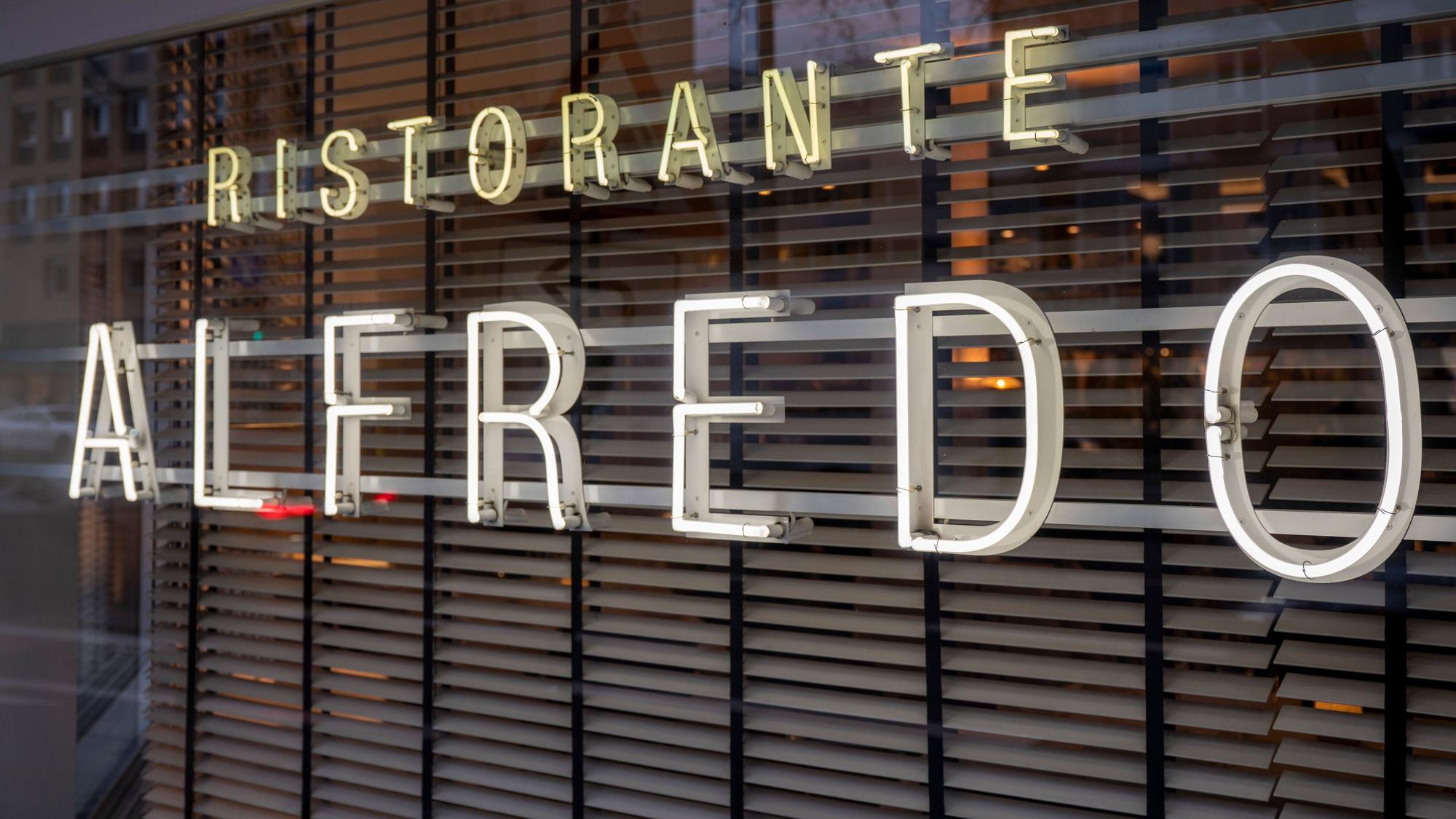 Der Schriftzug des Restaurants ist zu sehen.