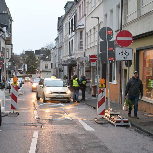 Ein Taxi fährt auf der neuen Umleitung für den Verkehrsversuch.