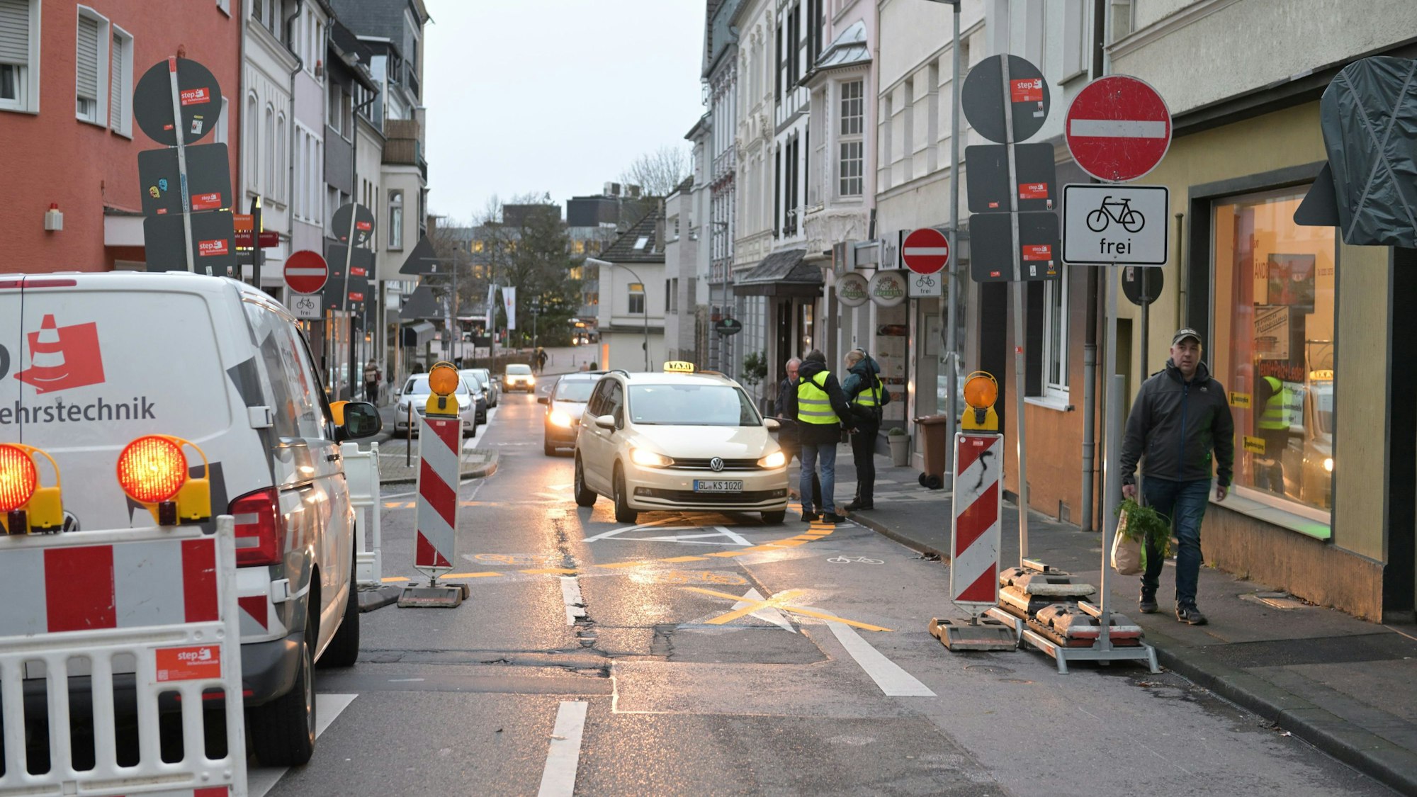 Ein Taxi fährt auf der neuen Umleitung für den Verkehrsversuch.