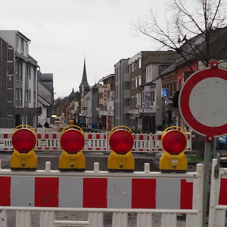 Baustellabsperrungen an Carl-Schurz-Straße in Liblar.