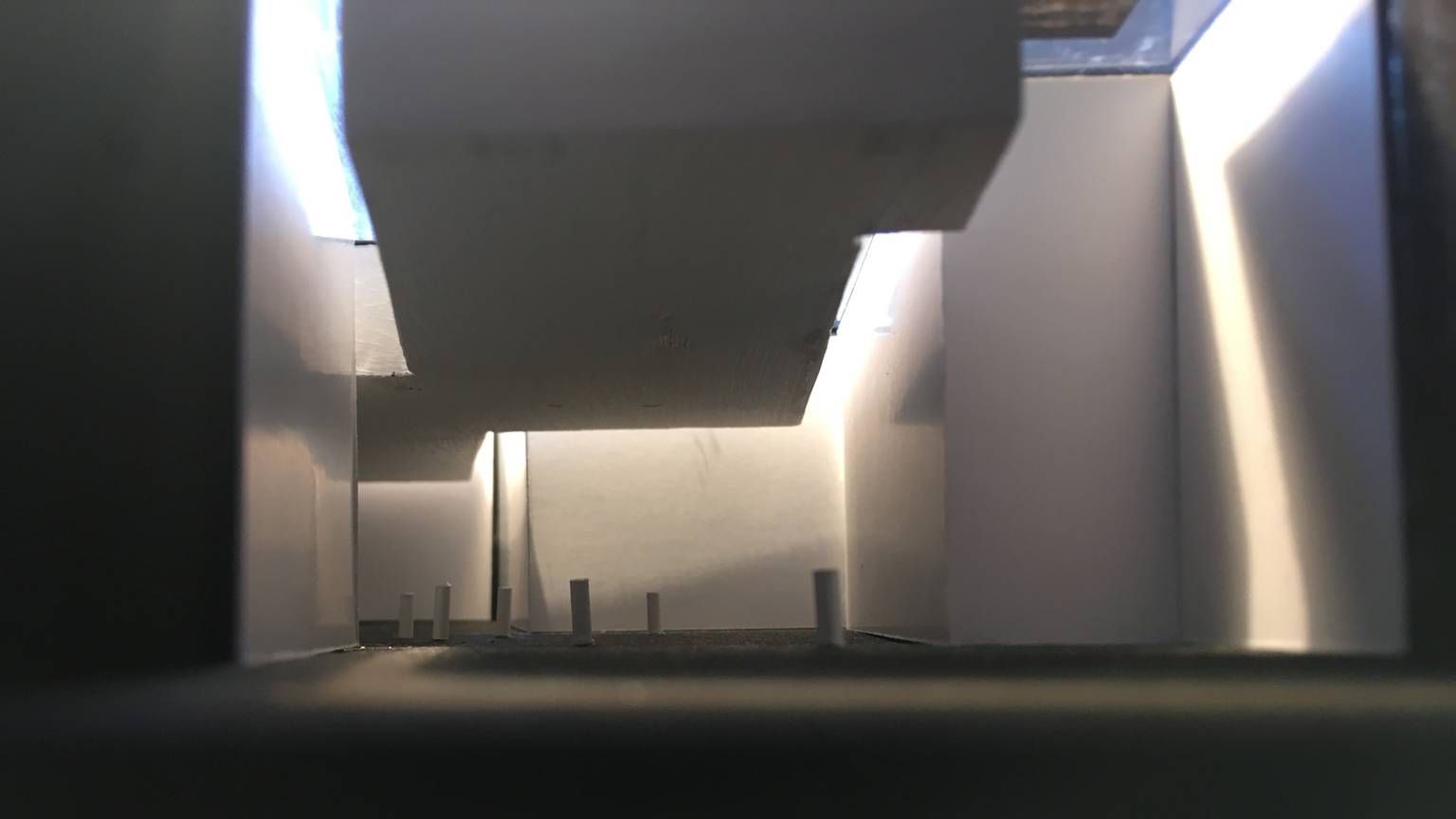 Visualisierung der Gedenkhalle: Weiße Wände, Ecken, Spiel von Licht und Schatten.
