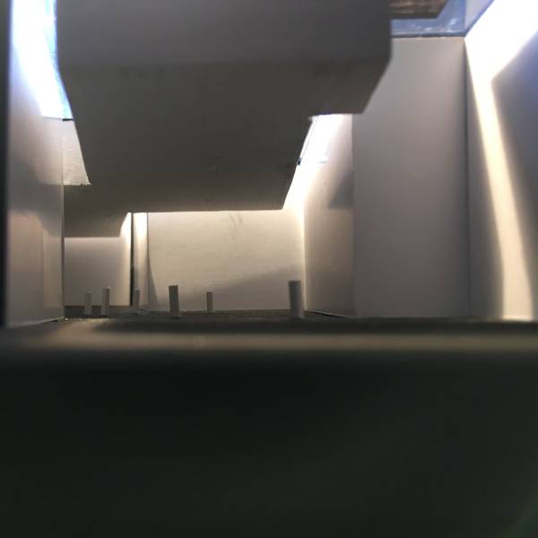 Visualisierung der Gedenkhalle: Weiße Wände, Ecken, Spiel von Licht und Schatten.