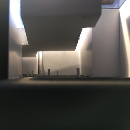 Visualisierung der Gedenkhalle: Weiße Wände, Ecken, Spiel von Licht und Schatten.