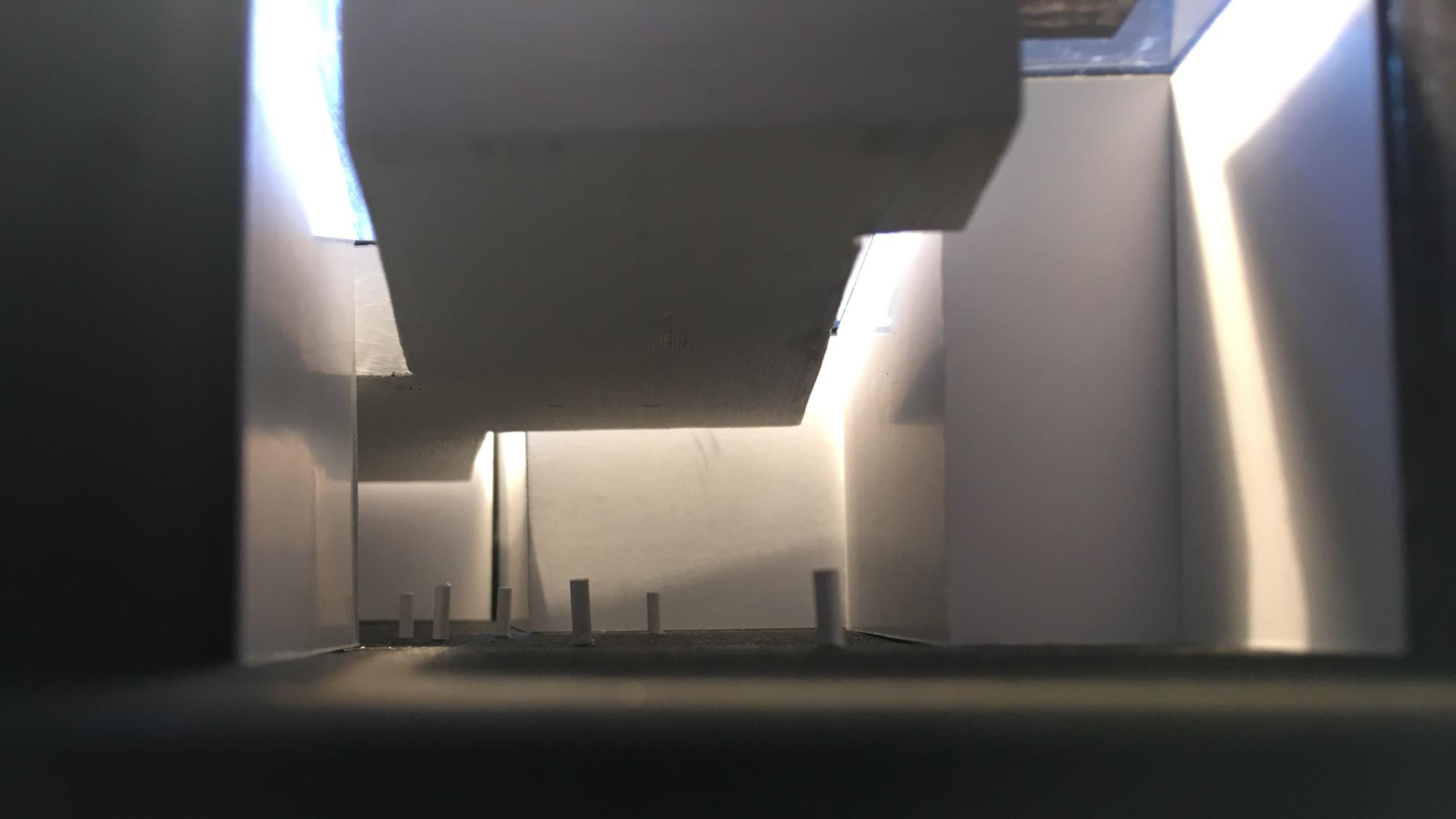 Visualisierung der Gedenkhalle: Weiße Wände, Ecken, Spiel von Licht und Schatten.