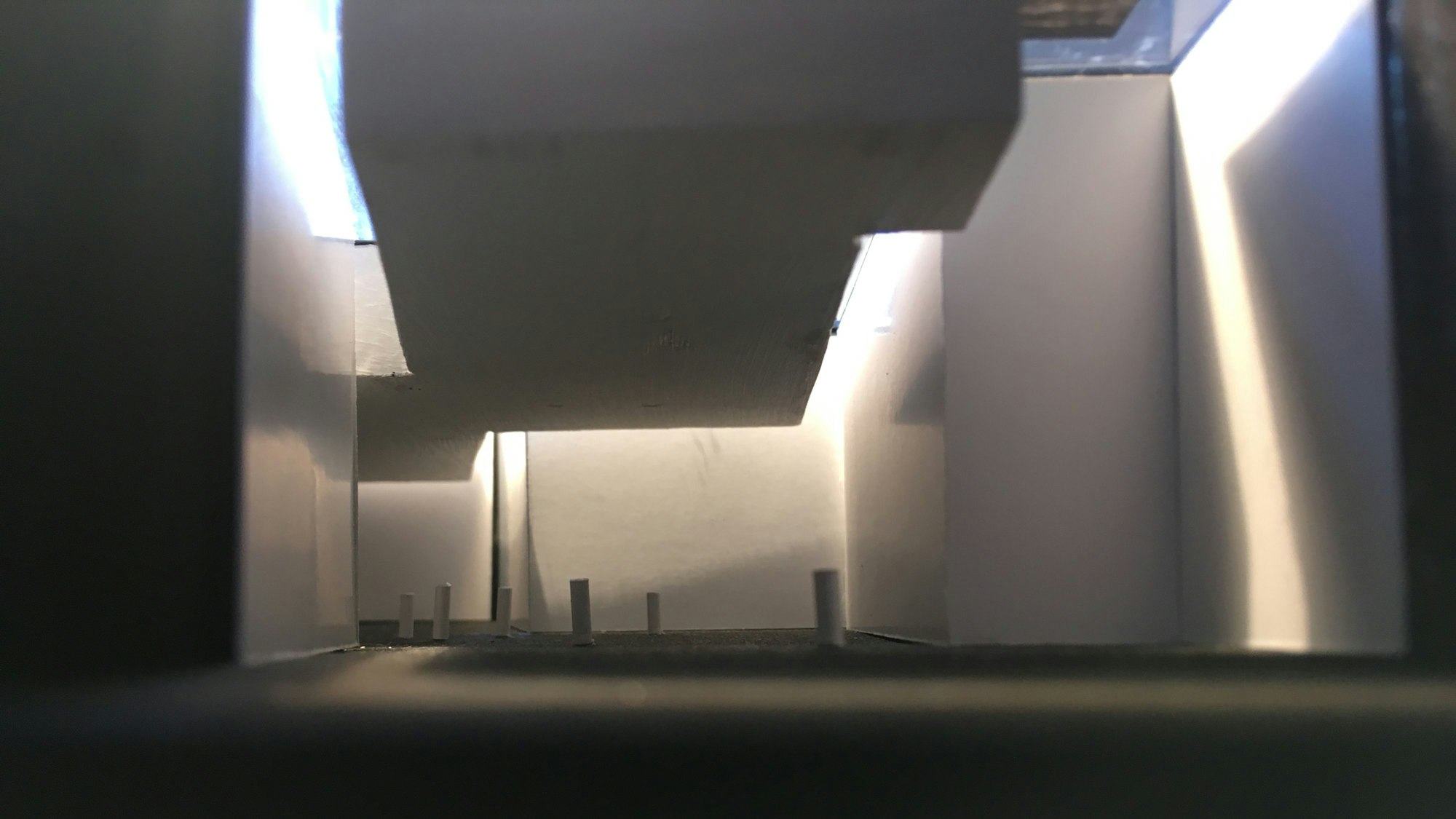 Visualisierung der Gedenkhalle: Weiße Wände, Ecken, Spiel von Licht und Schatten.