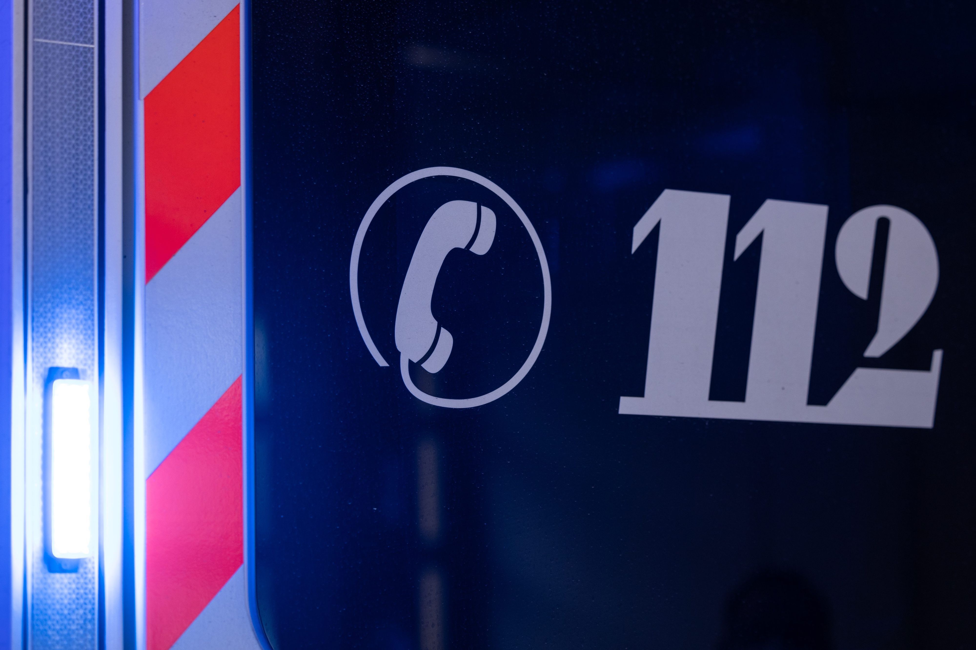 Die Notfallnummer 112 steht auf einem Rettungswagen.