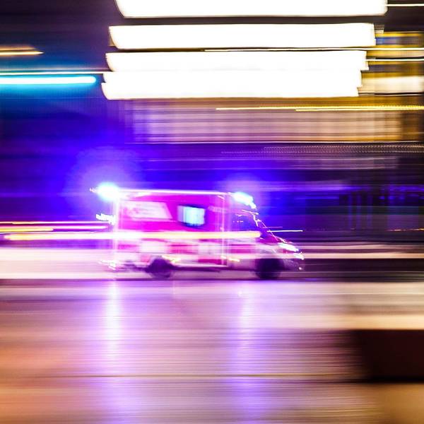 Ein Rettungsfahrzeug ist vor Tagesanbruch mit Blaulicht unterwegs. (Symbolbild)
