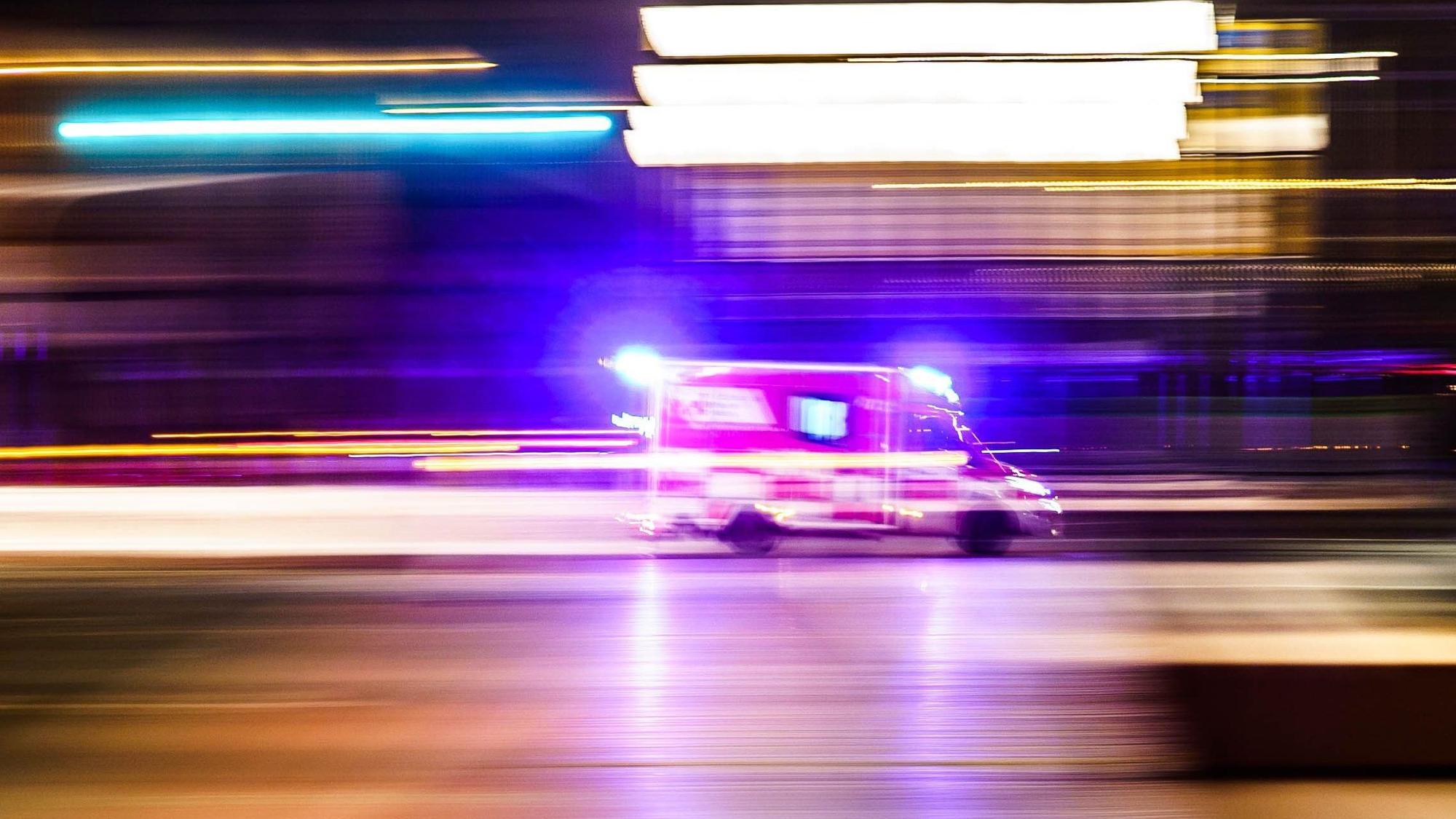 Ein Rettungsfahrzeug ist vor Tagesanbruch mit Blaulicht unterwegs.