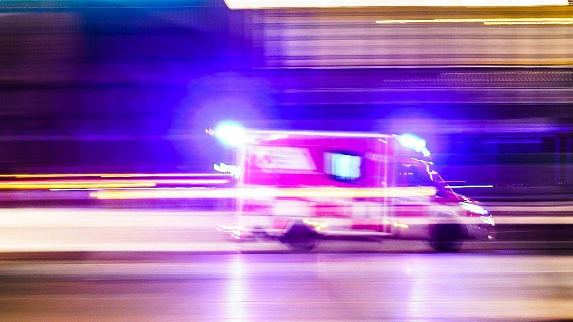 Ein Rettungsfahrzeug ist vor Tagesanbruch mit Blaulicht unterwegs. (Symbolbild)