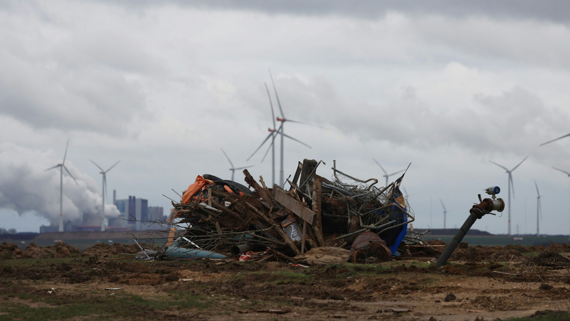 16.01.2023, Nordrhein-Westfalen, Erkelenz: Trümmer nach den Abrissarbeiten nach der Räumung in Lützerath.
