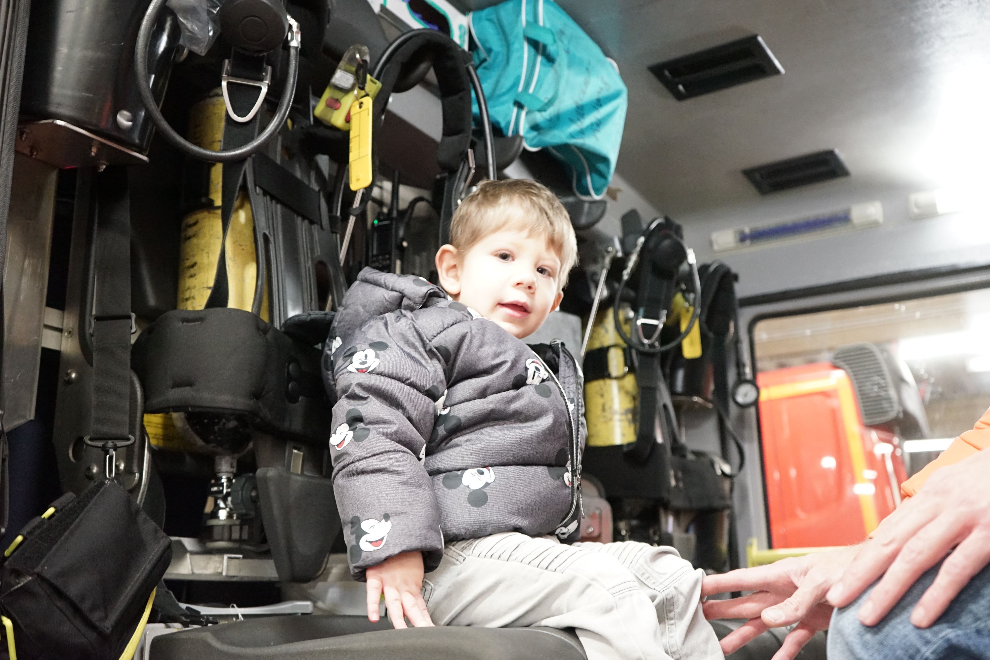 Linus mit seinem Vater in einem Löschfahrzeug