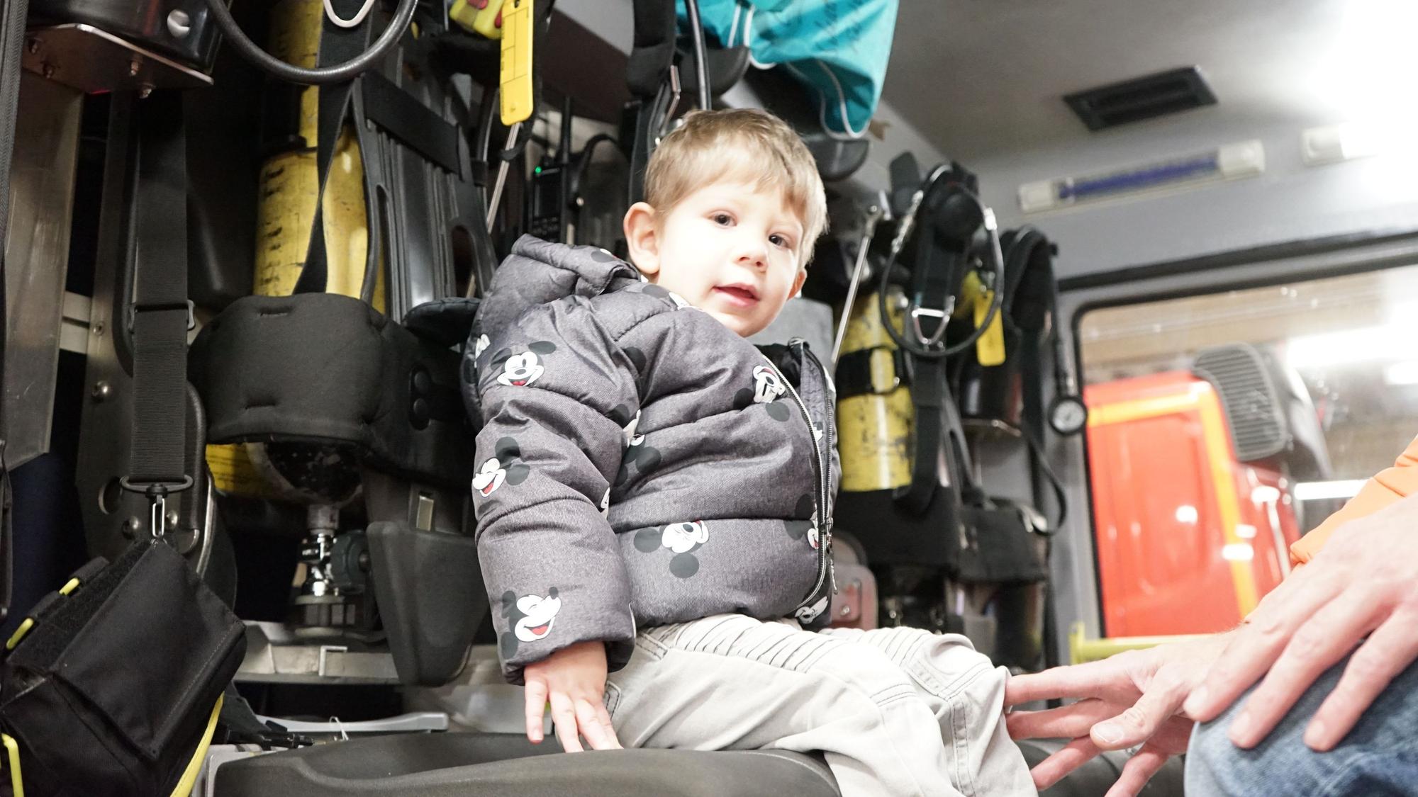 Linus mit seinem Vater in einem Löschfahrzeug