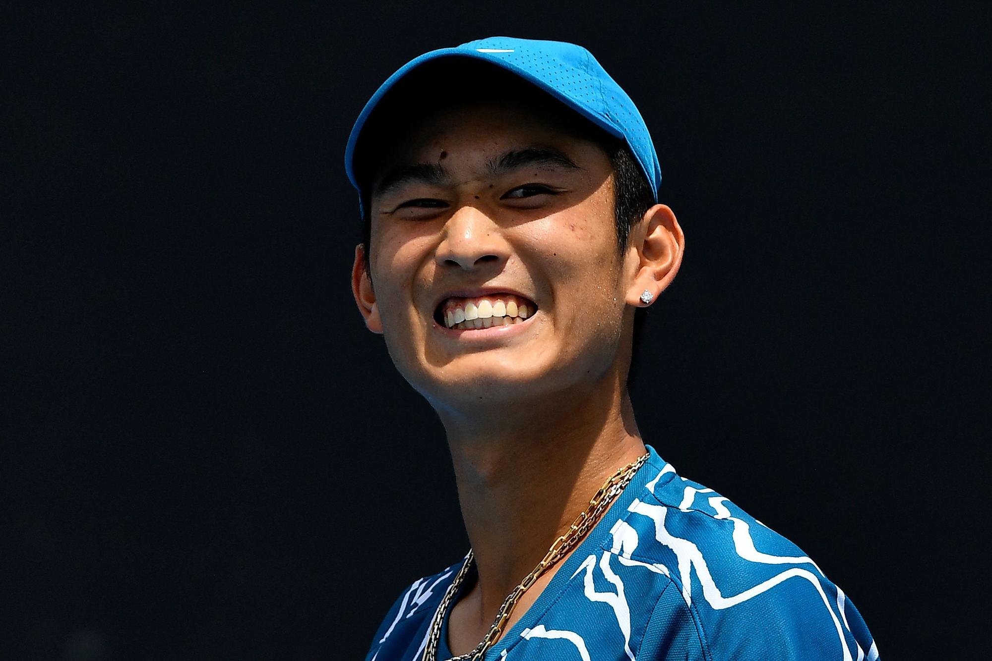 Shang Juncheng lächelt beim Spiel gegen Otte.
