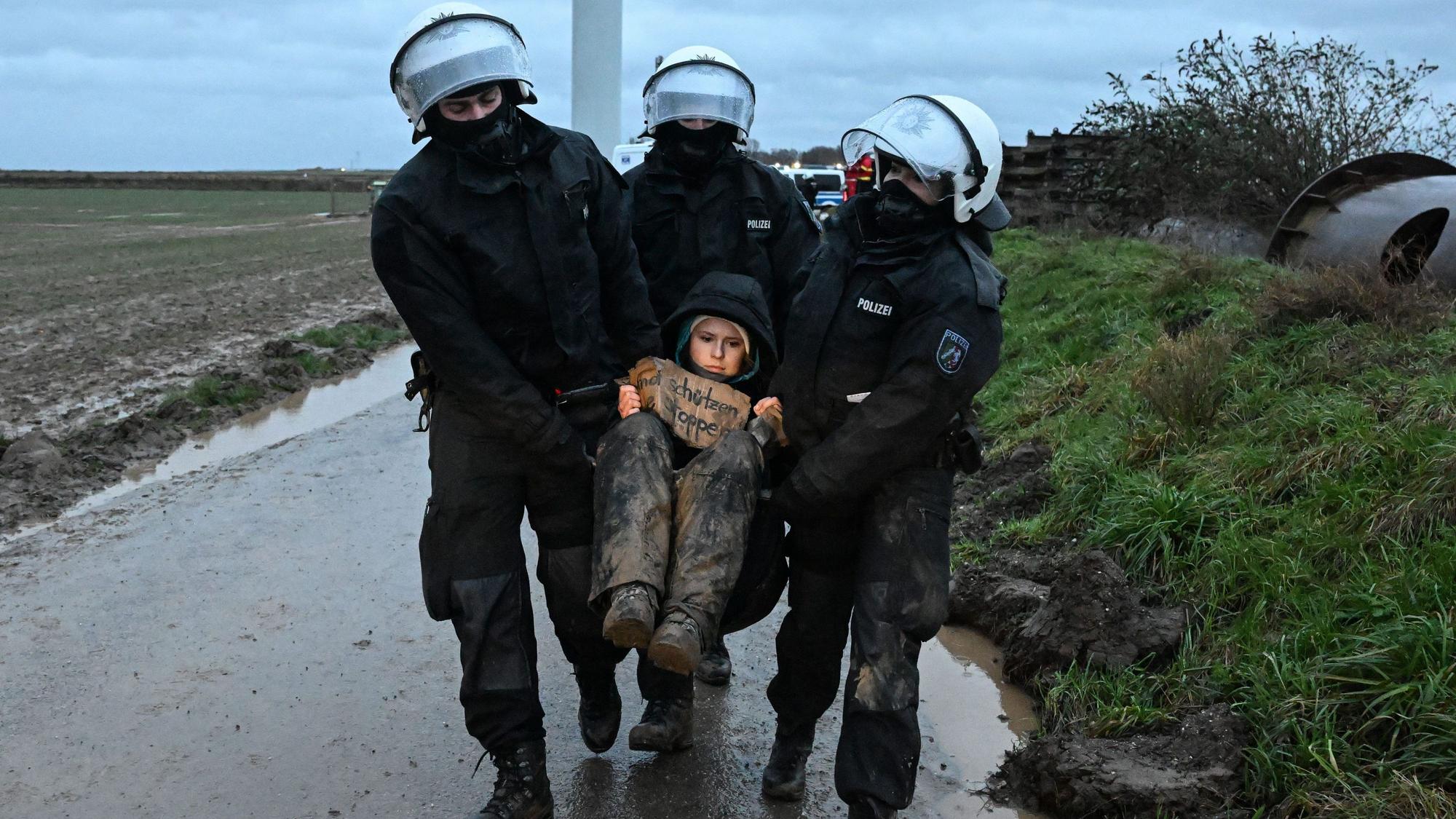 Umweltaktivistin Luisa Neubauer wird von Polizisten während einer Sitzblockade im Braunkohledorf Lützerath weggetragen.