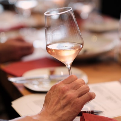 Weinglas mit Roséwein