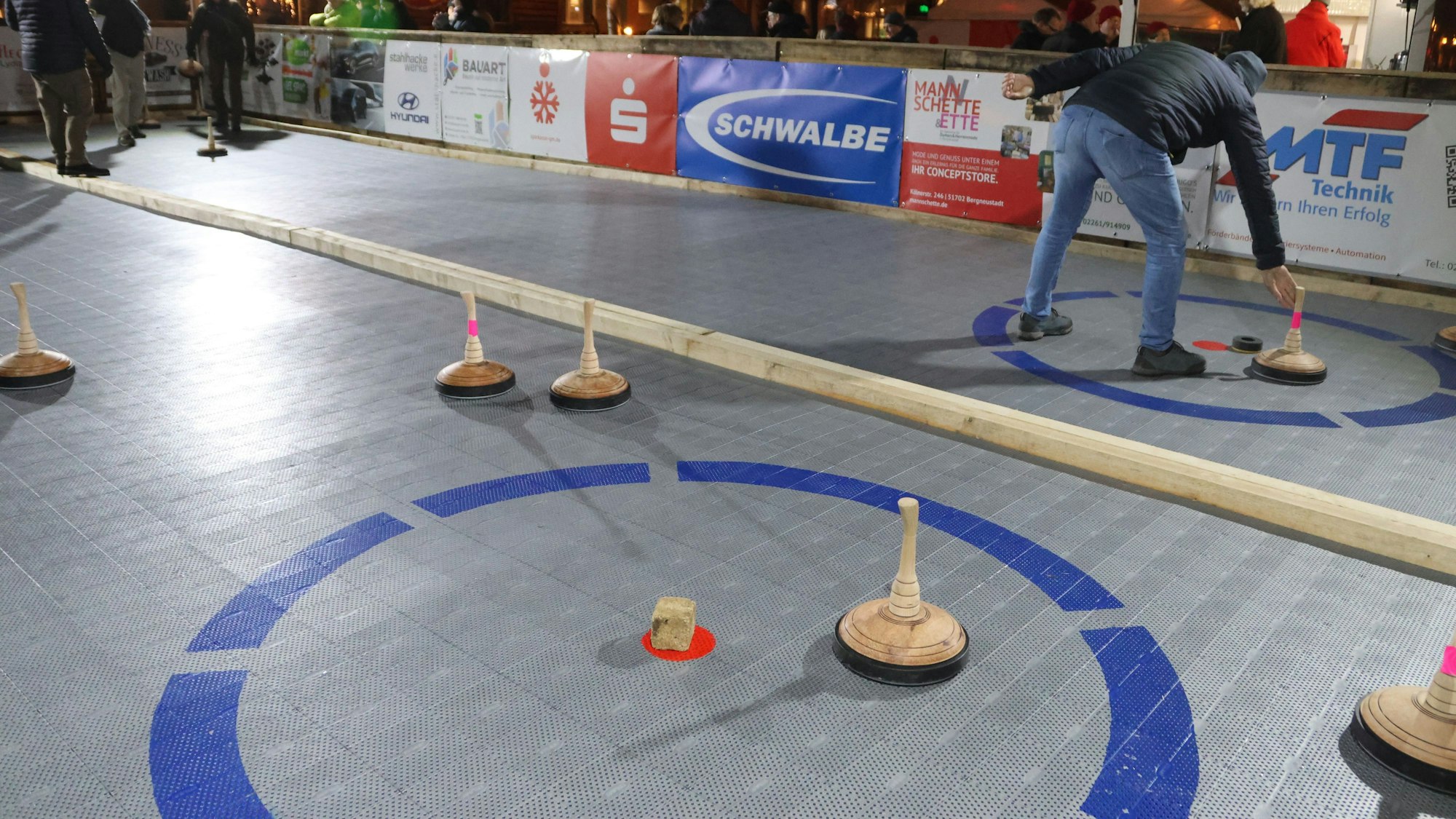 Im Bild ist eine Bahn für das Eisstockschießen zu sehen.