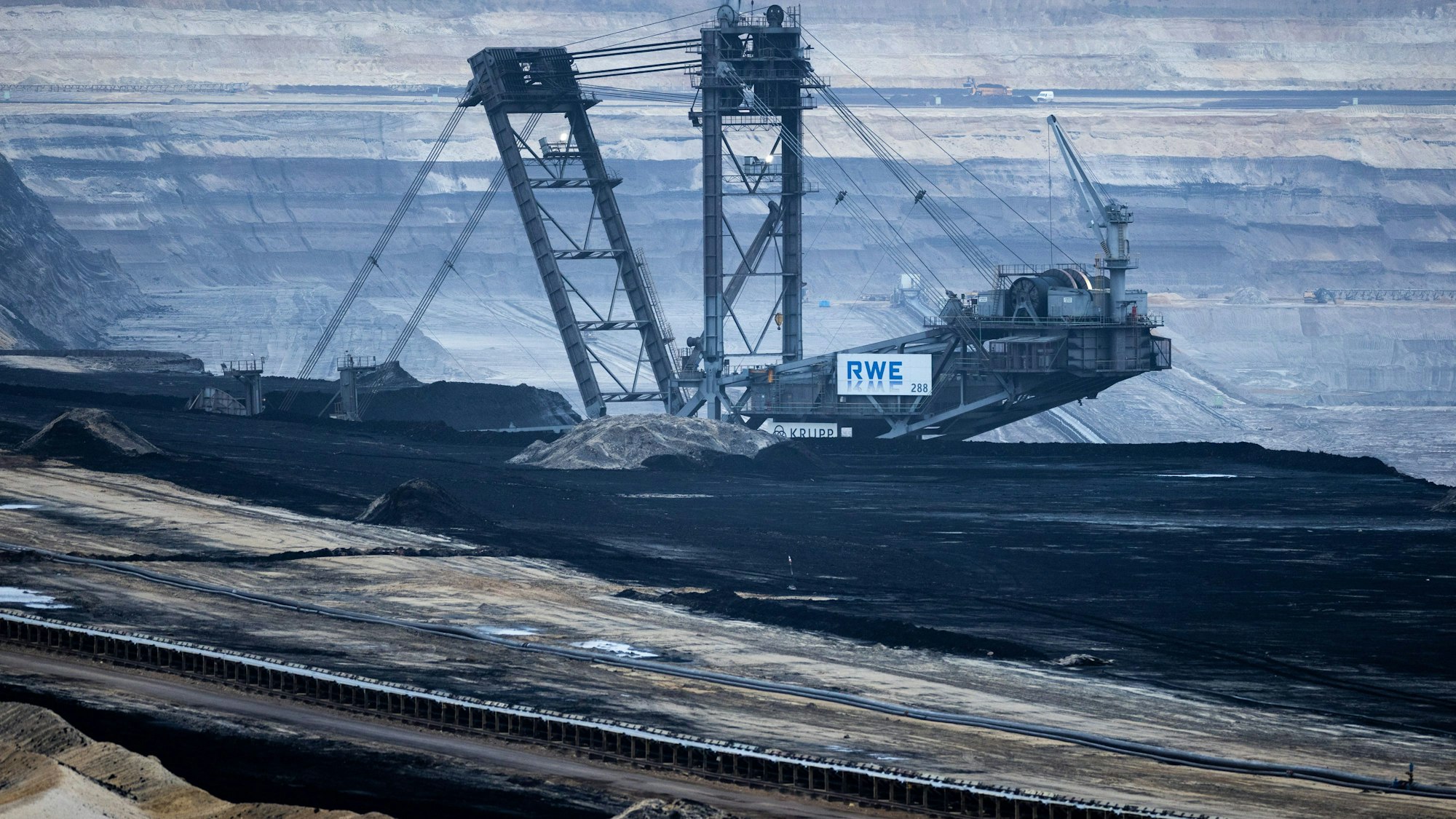 Der Braunkohletagebau Garzweiler II bei Lützerath, wo Braunkohlebagger des Energiekonzerns RWE arbeiten.