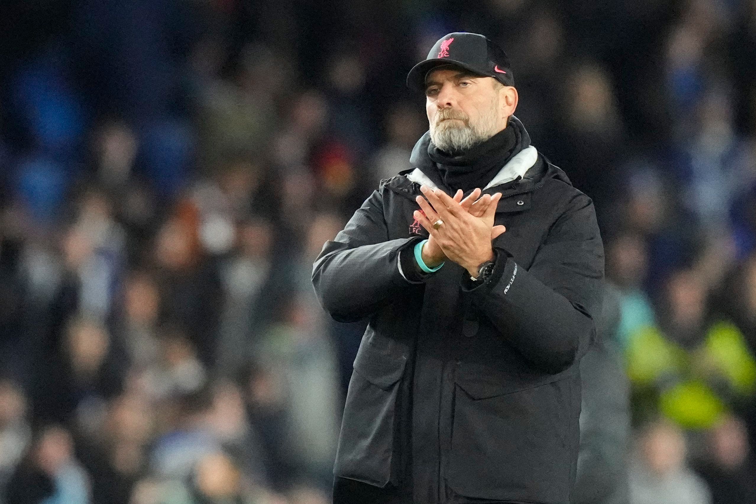 Jürgen Klopp klatscht in Richtung der Fans.