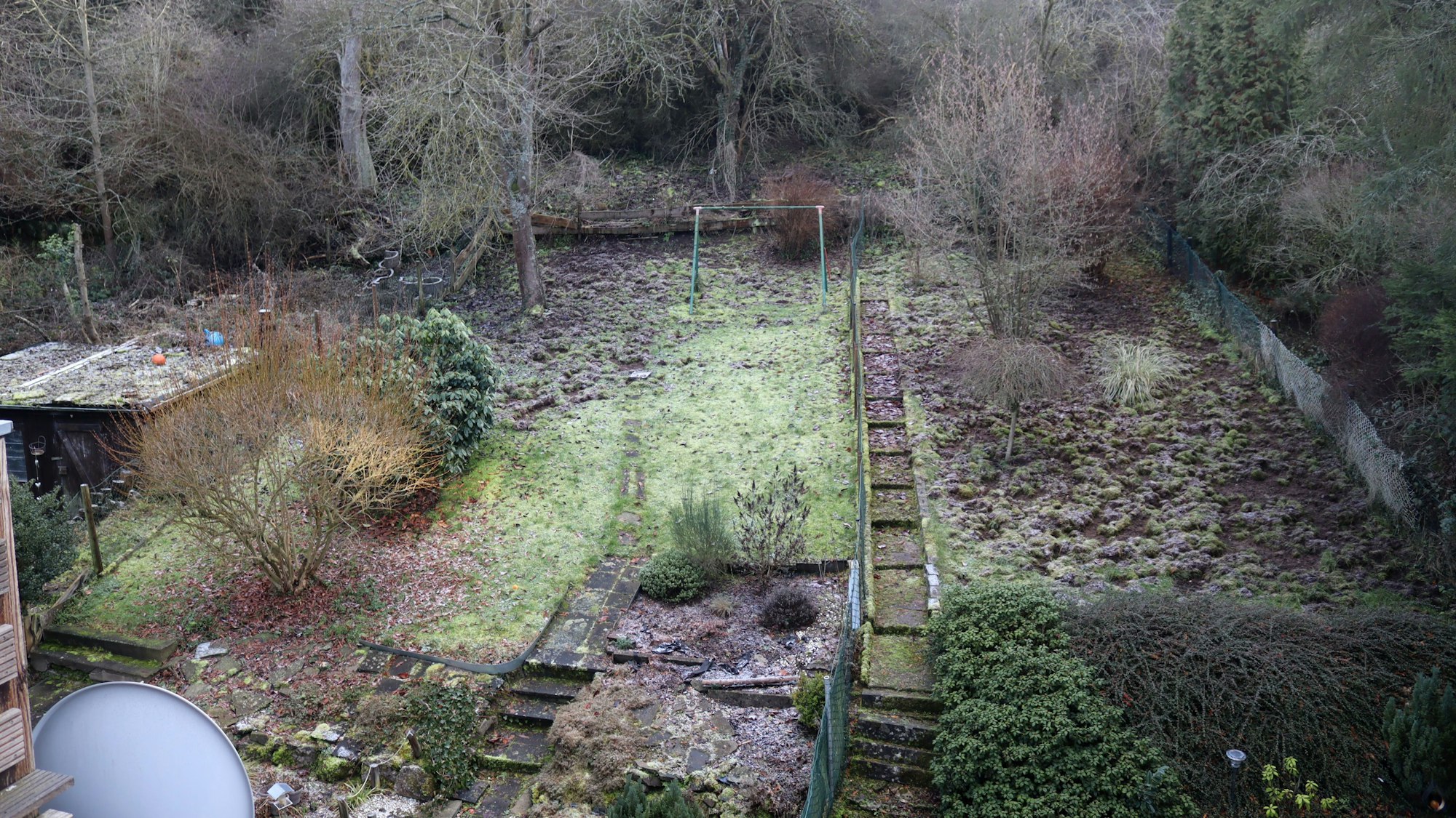 Ein Blick von oben auf zwei Gärten in Bad Münstereifel, die einmal komplett und einmal teils von Wildschweinen verwüstet wurden.